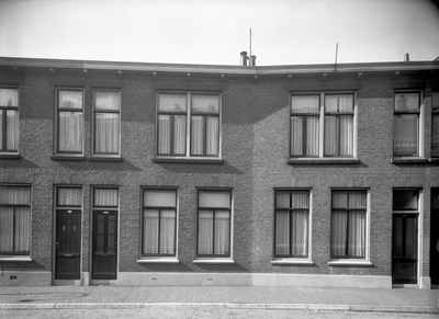 43367 Gezicht op de voorgevels van de huizen Leidschedwarsstraat 20 (links) en 22 te Utrecht.N.B. De straatnaam ...